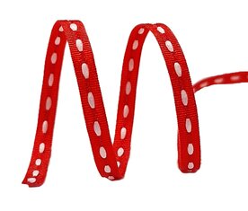 Rood lint met witte stiksels