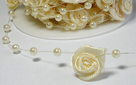 Roosjes met pareltjes koord ivoor 