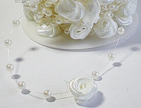 Roosjes met pareltjes koord wit 