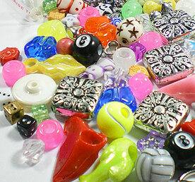 Kunststof kralen en bedels, 100gr